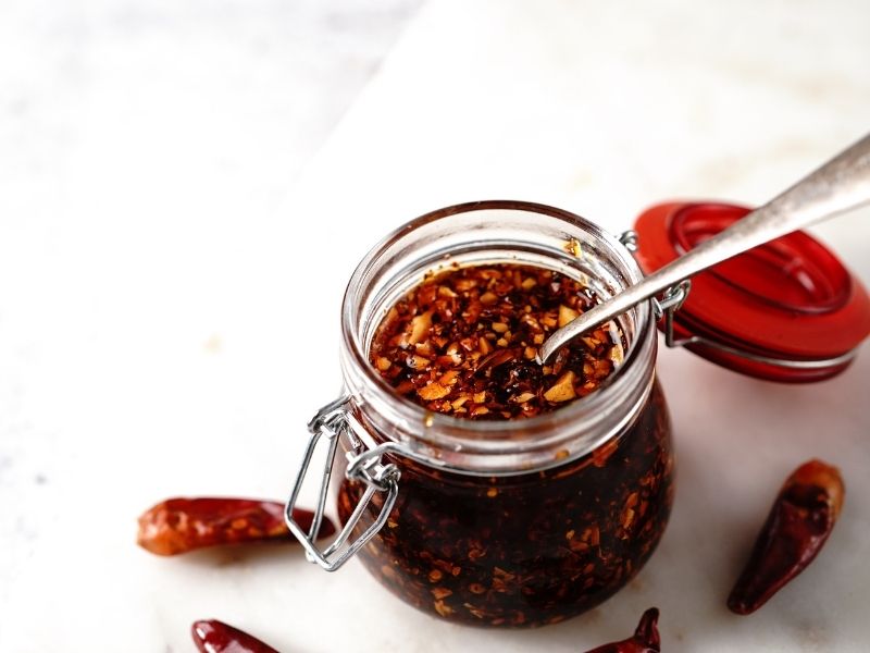 Tavada Hafifçe Kızdırılan Yağ İçinde İsli Paprika