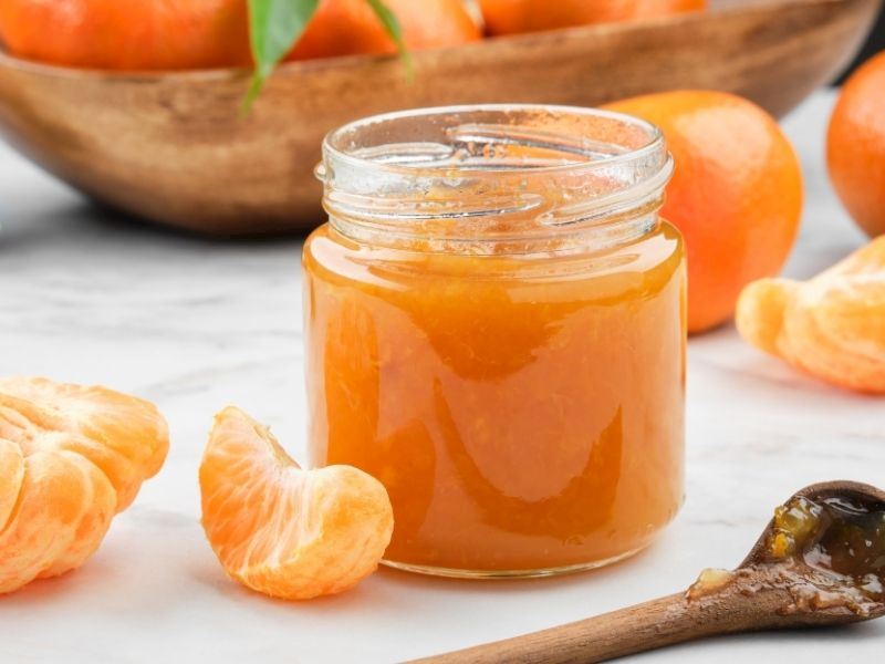 Aroma derinliği için kabuk rendesi veya hafif baharat ekleyin