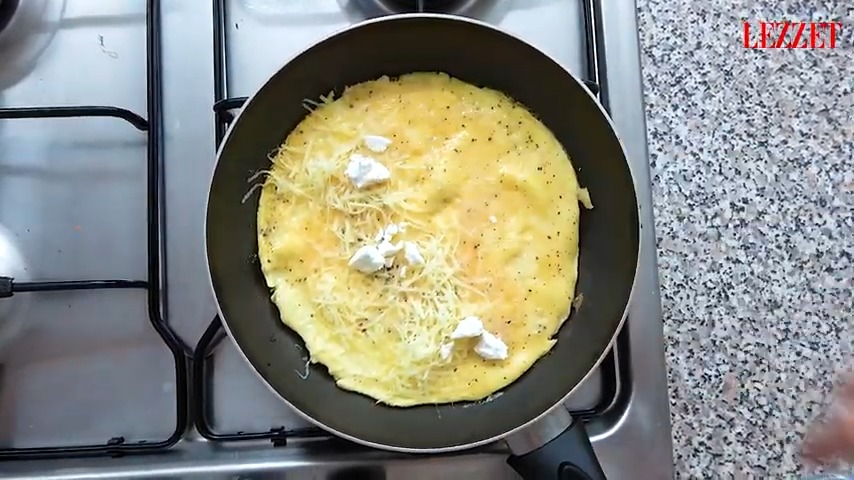peynir eklenen omlet