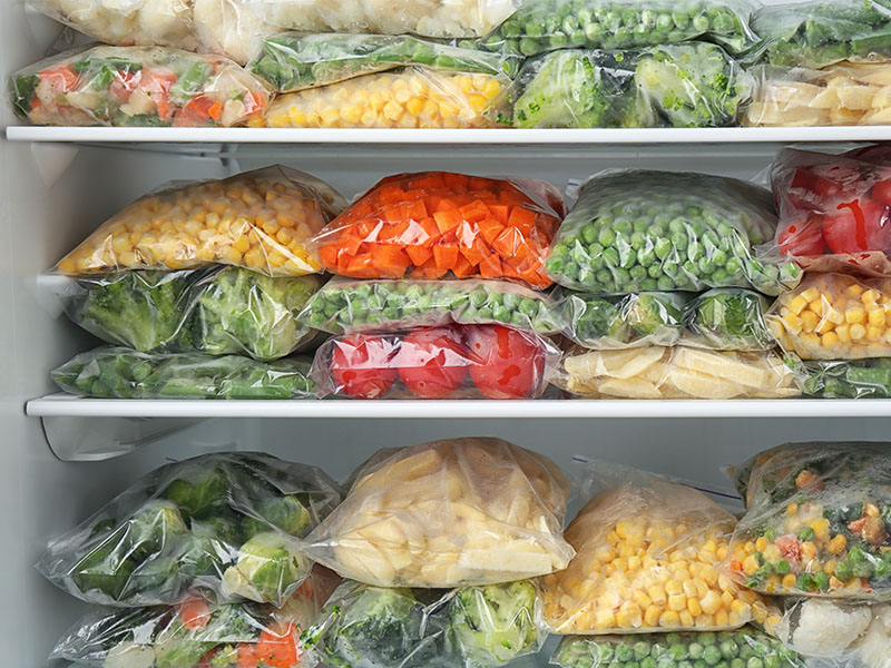 Soğan, sarımsak ve balığı iyice sarın