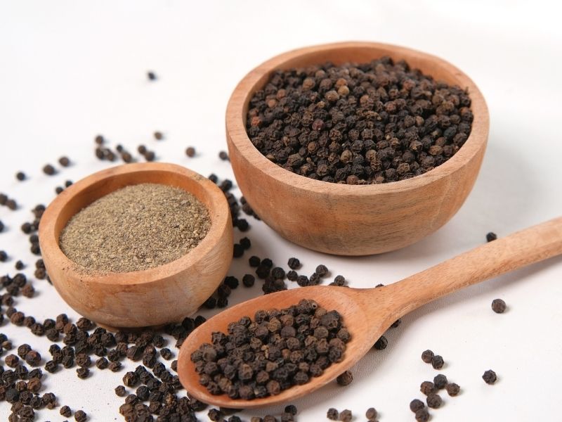 Karabiber Ve Bir Tutam Hardal Tozu 