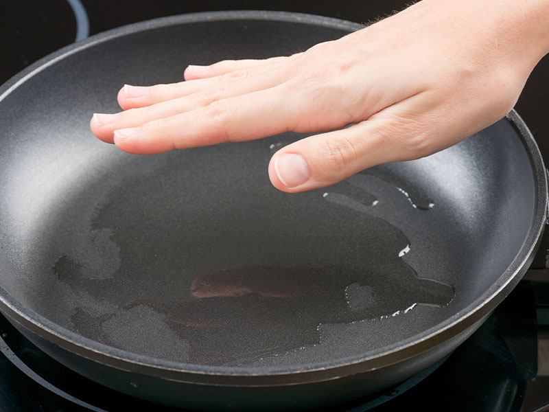 Döküm demir tavayı yağlayın