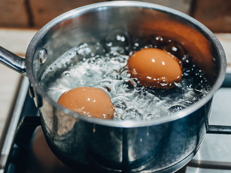 Suyun içine biraz tuz veya sirke ekleyin