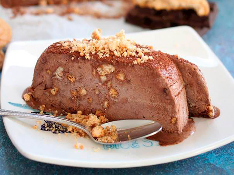 Acıbadem Kurabiyeli Ve Bitter Çikolatalı Semifreddo