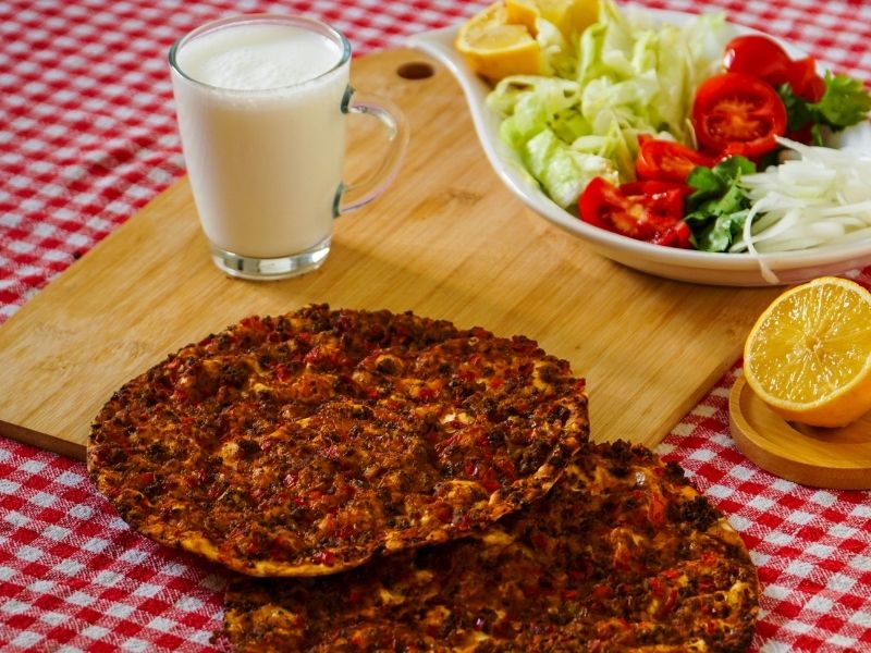 İsotlu Ve Bol Etli Harcın İnce Hamur Üzerine Yayılması