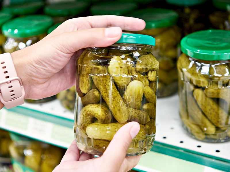 Salatalıkları kavanoza düzgün yerleştirin