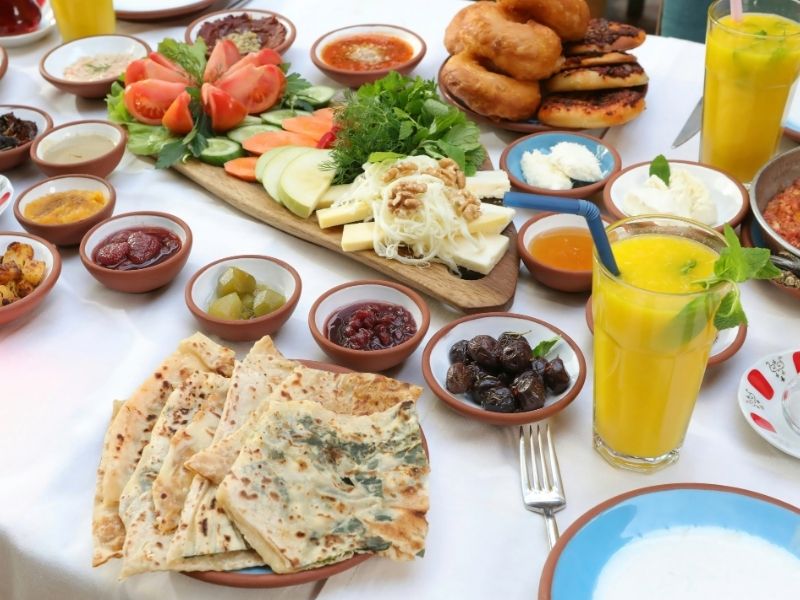 Zengin Serpme Kahvaltılar Ve Peynir Tabağı Uyumları