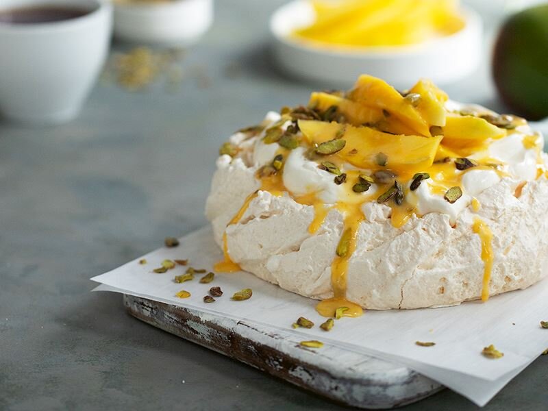 limon kremalı ve mangolu pavlova