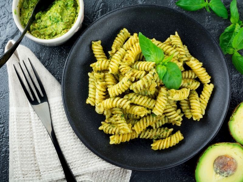 Avokado ve Kremalı Burgu Makarna