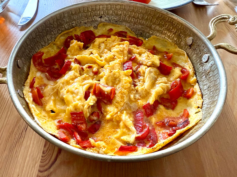 Biberli Kaşarlı Yumurta Kavurma