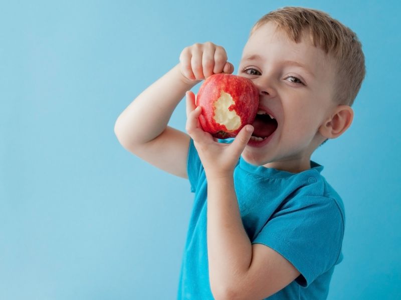 elma yiyen çocuk