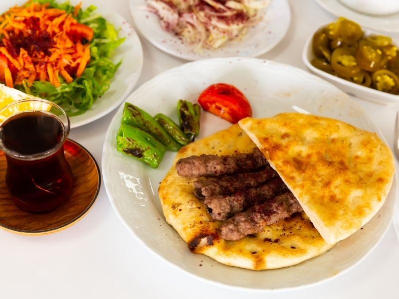Tırnaklı Pide Üzerinde Eşsiz Sunum Ve Tamamlayıcı Lezzetler