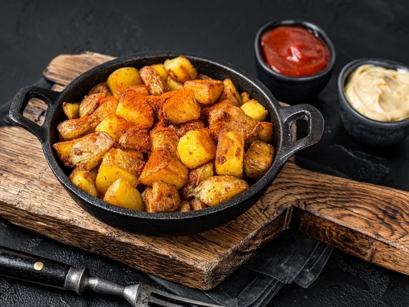 Fırın tepsisinde Yağlanmış Ve İsli Paprika İle Kaplanmış Sebzeler