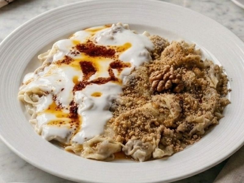 İki Servis Şekli Bir Tabakta: Cevizli Ve Yoğurtlu Sunum