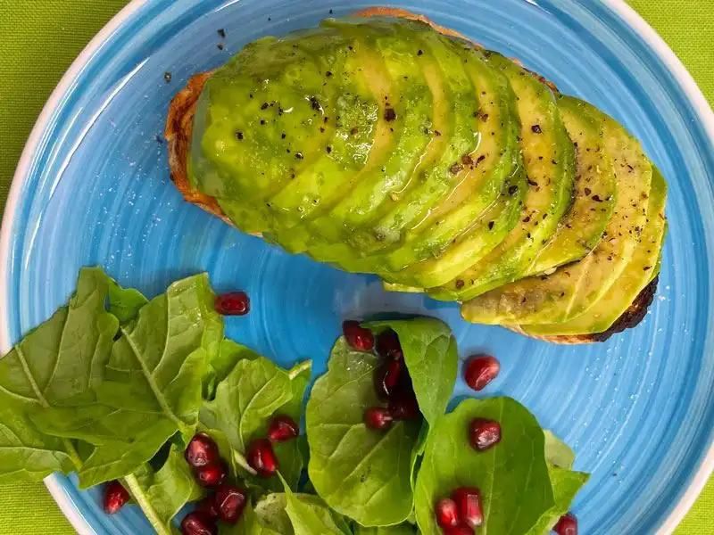 avokadolu ekmek dilimleri