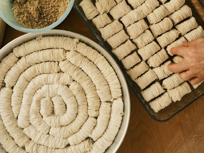 Yağı Baklava Dilimini Aralarına Eşit Şekilde Gezdirin