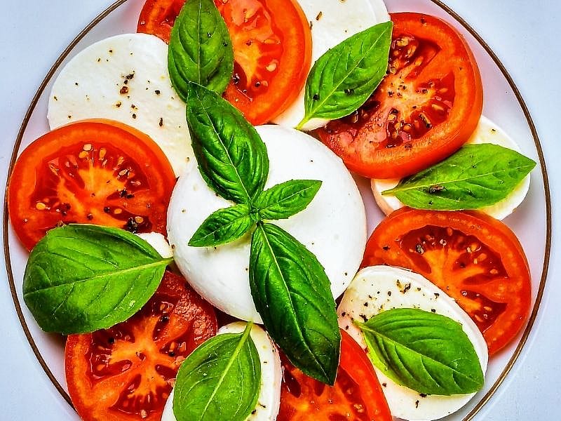 Salatalar Ve Mezelerde Aroma Verir