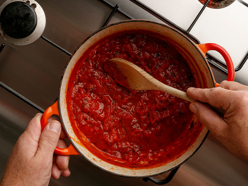 Sosu makarnanın suyuyla buluşturun