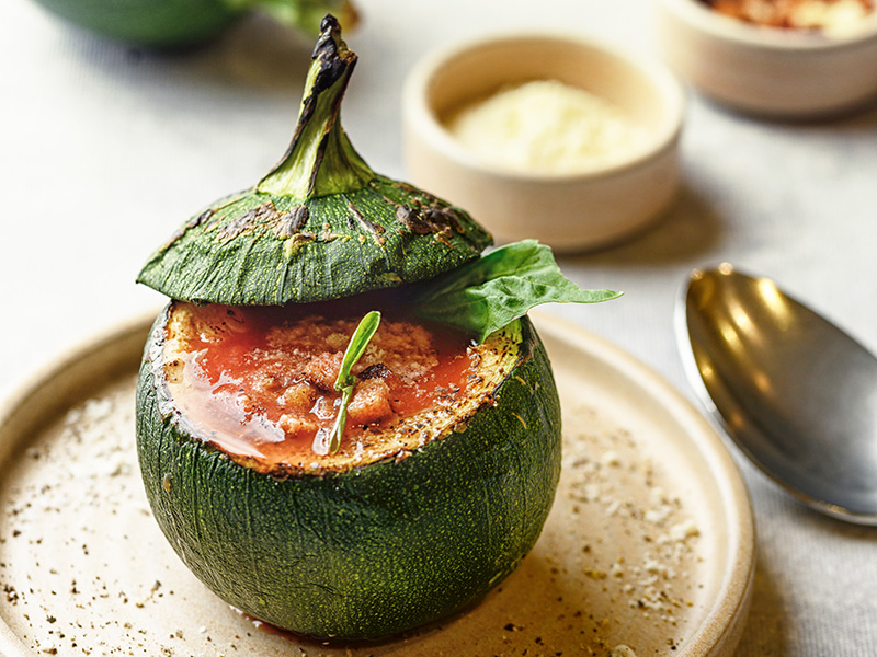 Fırınlanmış Top Kabak İçinde Fırınlanmış Domates Çorbası