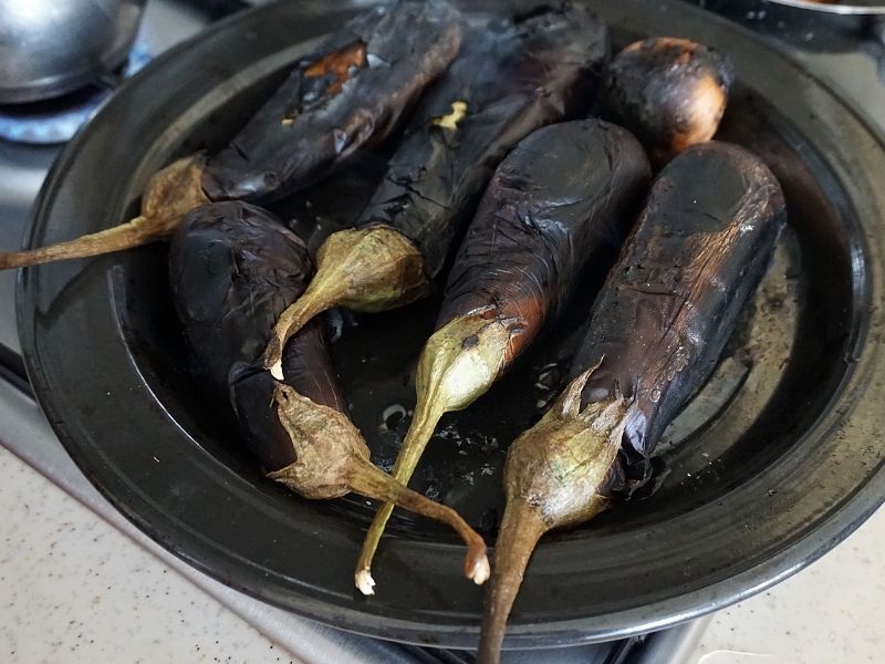 Patlıcanların Ateşte Közlenmesi Aşaması