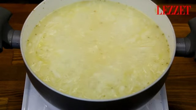tencerede pişen soğan çorbası