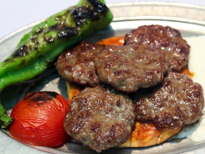 Şekil Verilip Tavada İdeal Kıvamda Pişirilen Sulu Köfteler