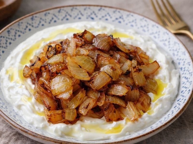 Karamelize Soğanlı Yoğurt Mezesi Tarifi