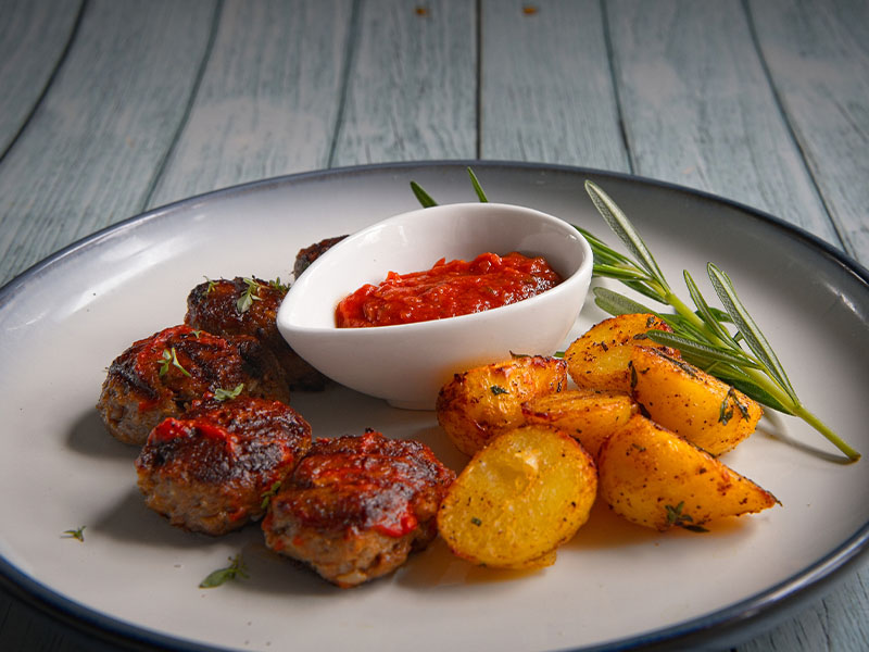 Izgara Köfte ve Soslu Patates