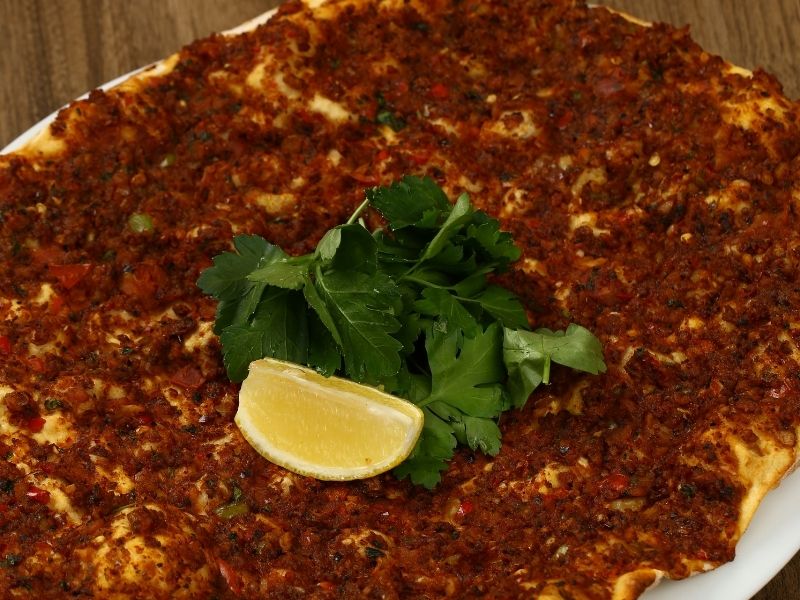 İvesi Kuzu Eti Ve Taze Sebzelerin Zırhla Çekilip İsotla Buluşması