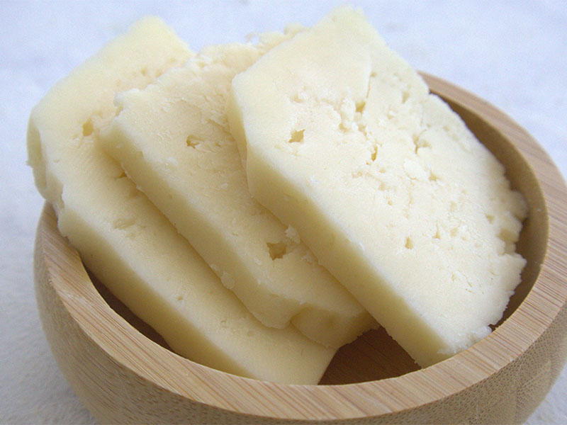 Sıkı ve hafif gözeneklidir