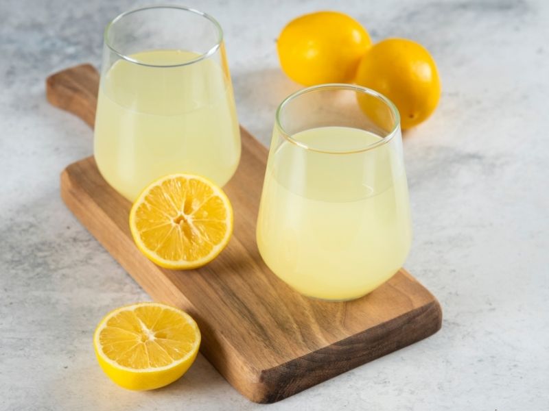 Buzlu Bardaklarda Servis Edilen Izgara Limonlu İçecek