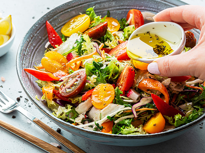 Salata Sosunu Doğru Sırayla Ekleyin