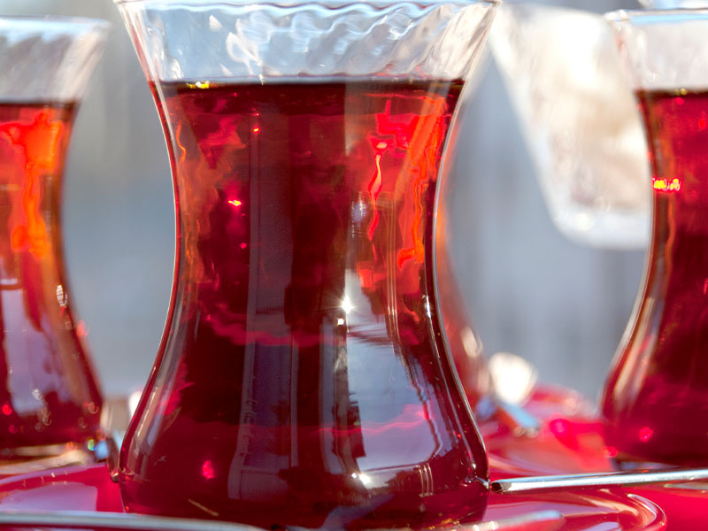 Çay Suyunu Temiz Bir Kettle veya Çaydanlıkta Hazırlayın