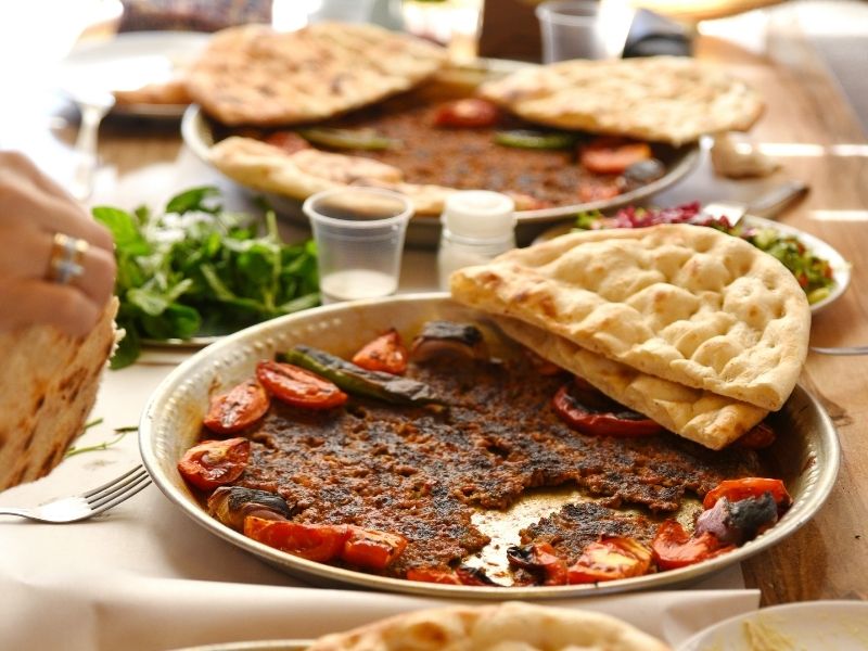 Fırınlama Ve Sıcak Pide Eşliğinde Sunumu