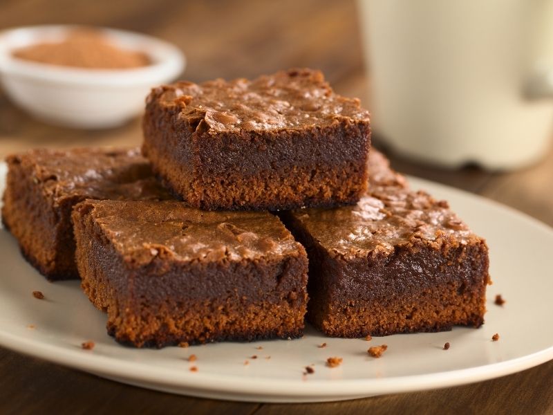 Üstü Çatlak Ve İçi Islak Dilimlenmiş Ev Yapımı Brownie