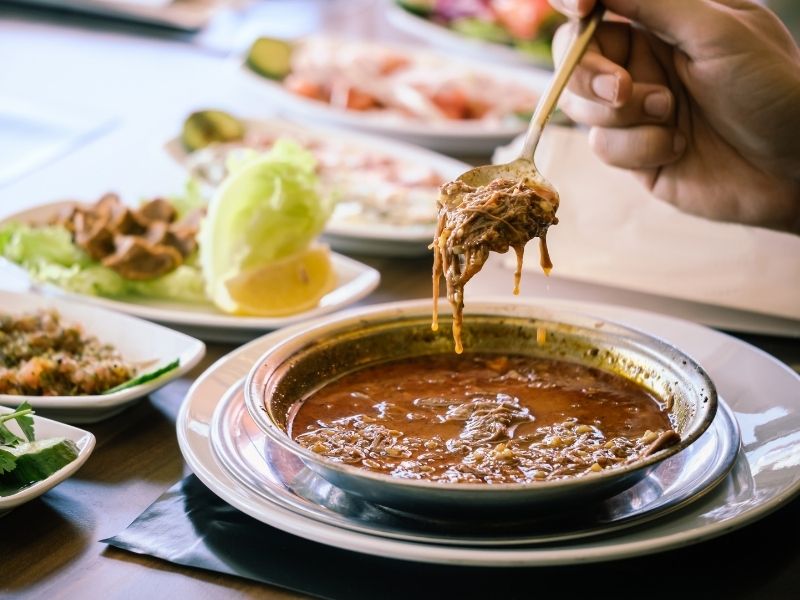 Kel Pilav İle Bakır Sahanlarda Sunum