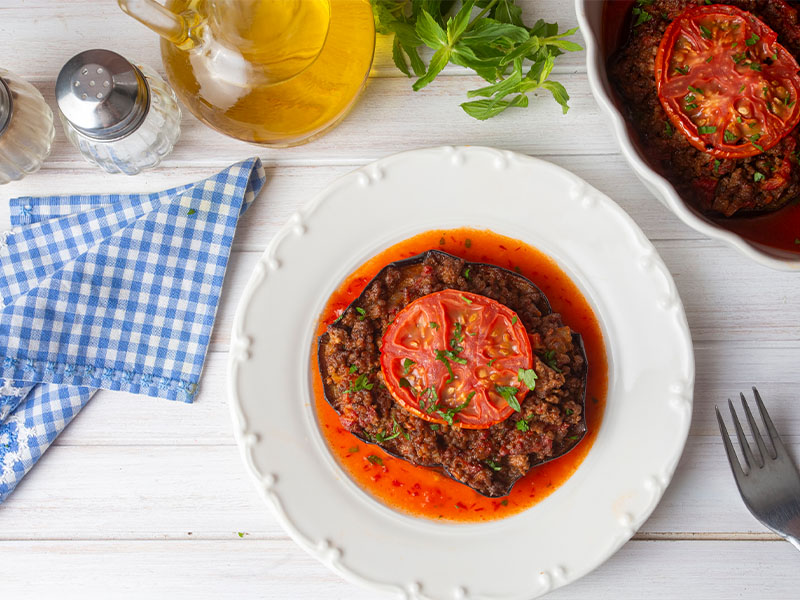 Son dokunuşlar: yoğurt/sarımsak ve taze otlar