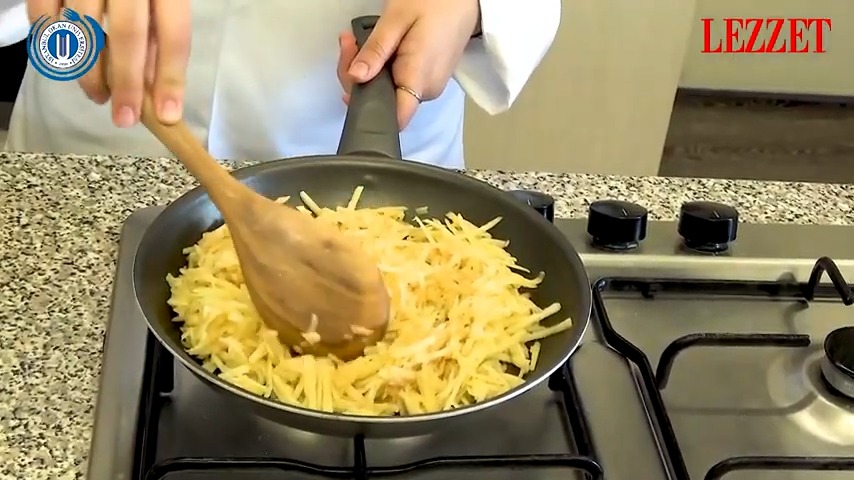 tavada rendelenmiş elma