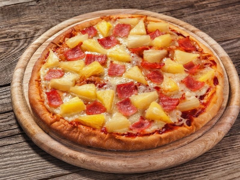Mayalanan Pizza Hamurunun İncecik Açılarak Tepsiye Yerleştirilmesi