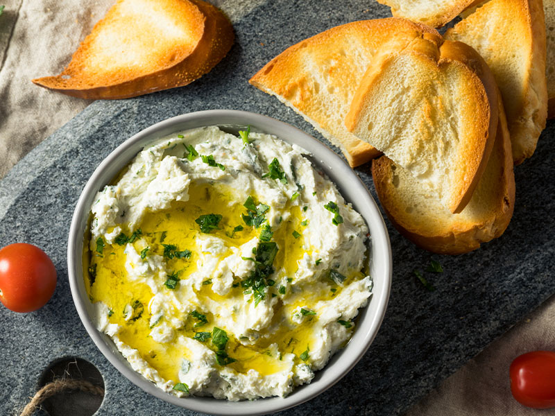 Tahin ve yoğurdu iyice karıştırın