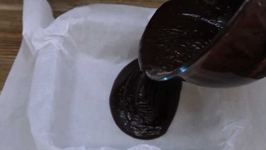 fırın tepsisine dökülen çikolatalı karışım