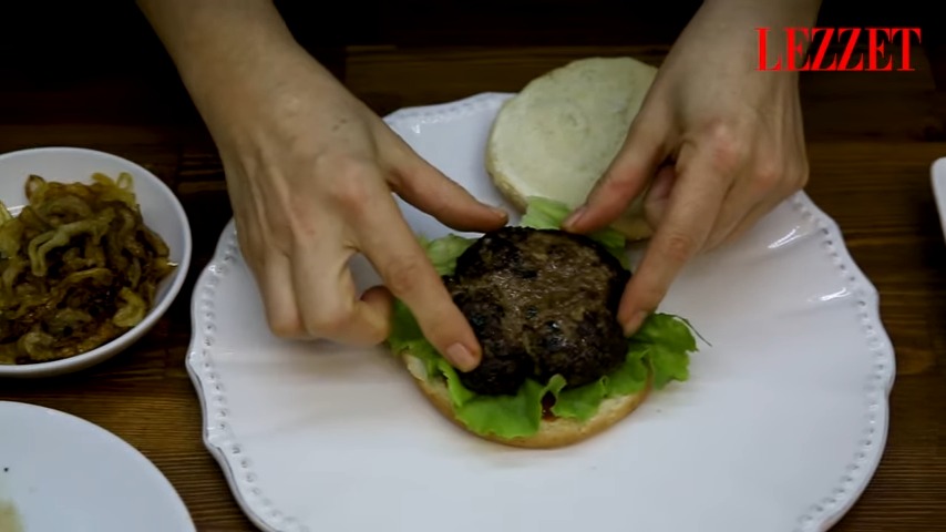 hamburgere eklenen köfte