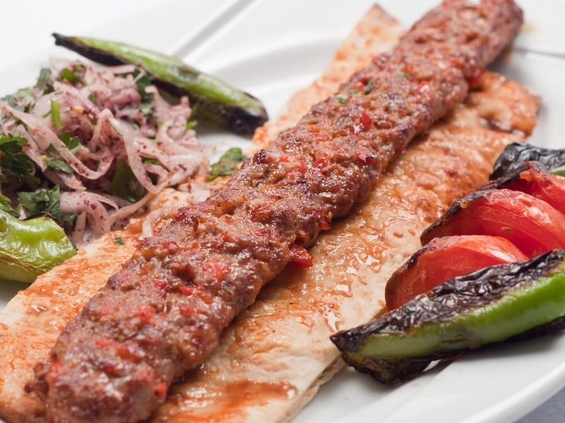 Adana Kebapta Doğru Eşlikçilerle Gurme Sunum 
