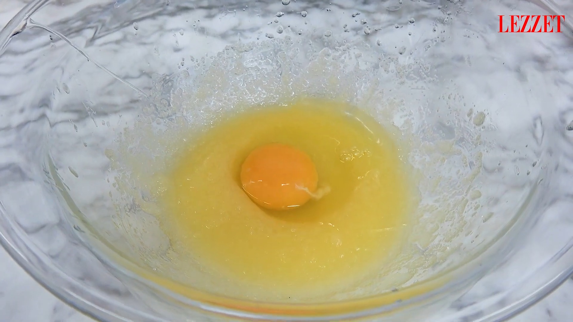 yumurta eklenen karışım