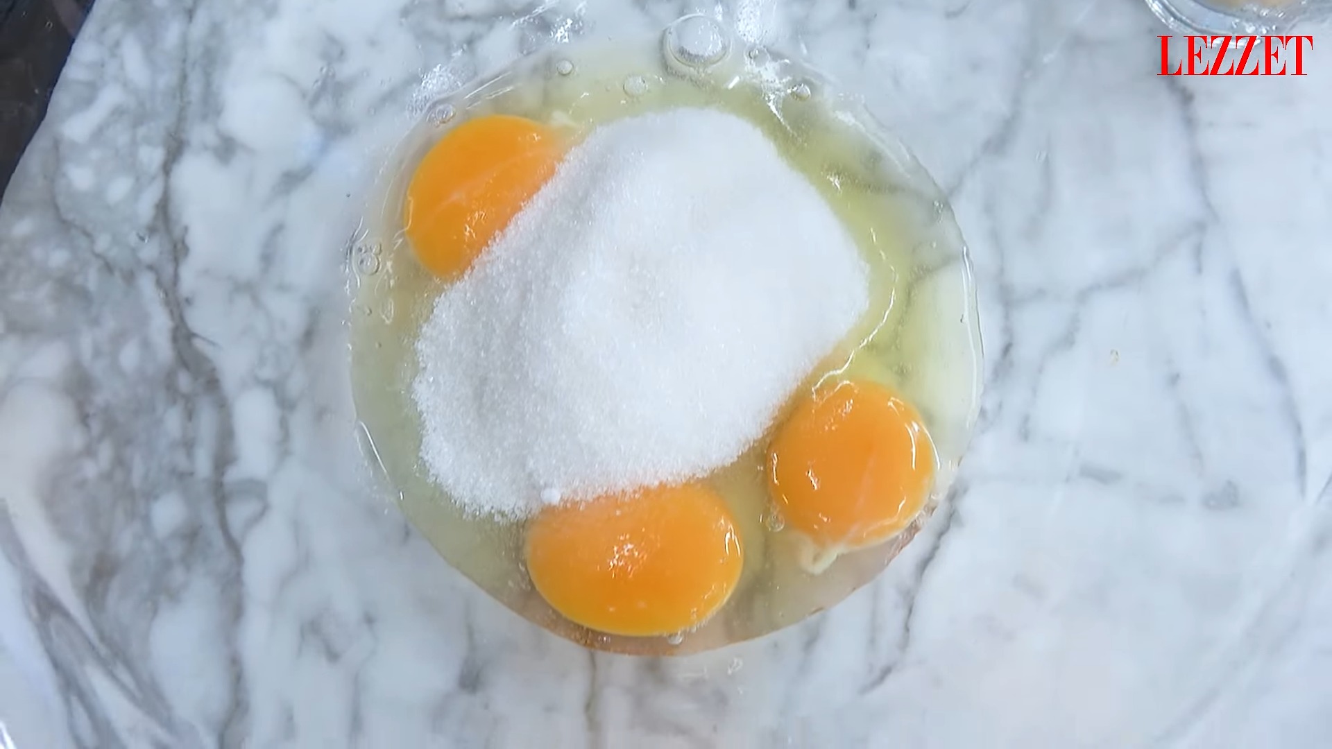 yumurta ve şeker karışımı