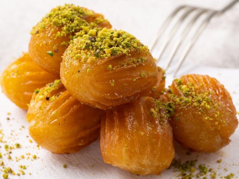 Yumurtaları Ilınmış Hamura Ekleyin