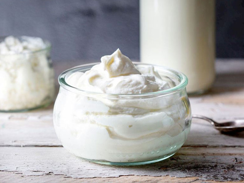 Süt veya krema (bazı tariflerde)