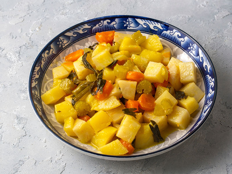 Soğan ve sarımsağı hafifçe kavurun