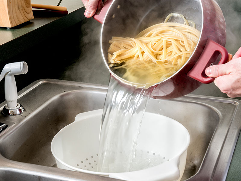 Süzdükten sonra soğuk sudan geçirmek