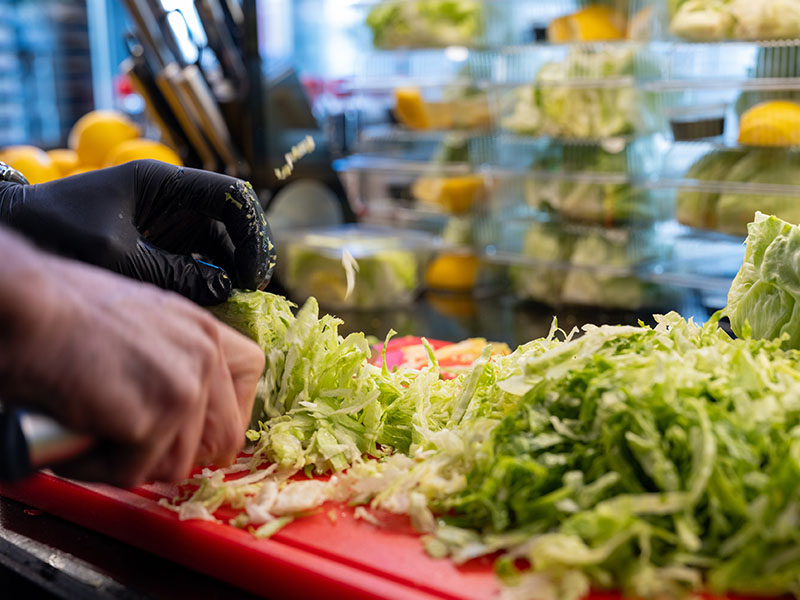 Geleneksel mutfak bilgilerinde marulu koparmak tavsiye edilir